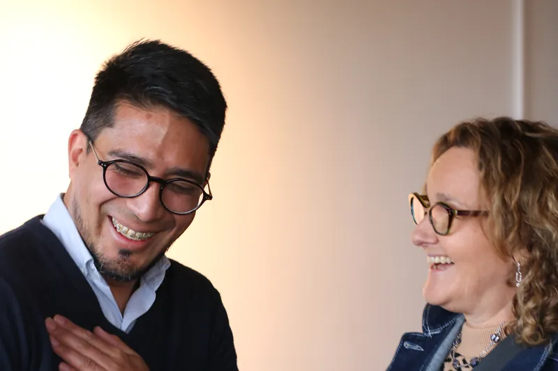 Coaches abrazados y sonriendo en un encuentro de NP+